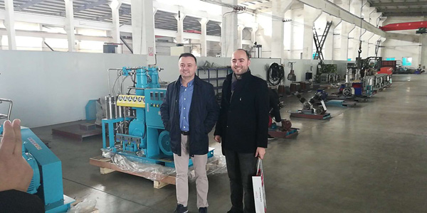 Clientes estrangeiros visitam o Bailian Compressor