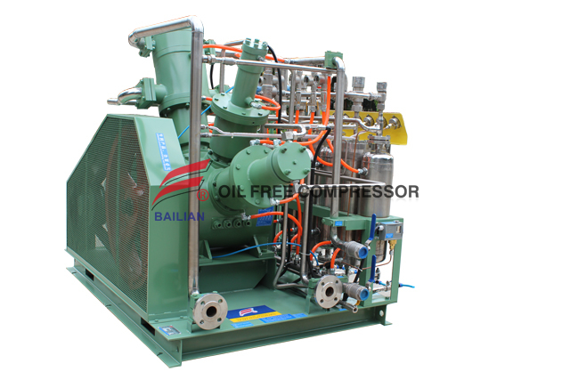 Como a capacidade do compressor de hélio é compatível com a demanda do processo?