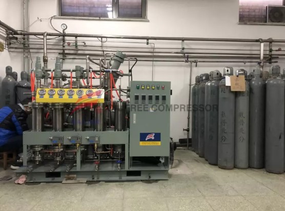 O que deve receber atenção ao usar um compressor de hélio?